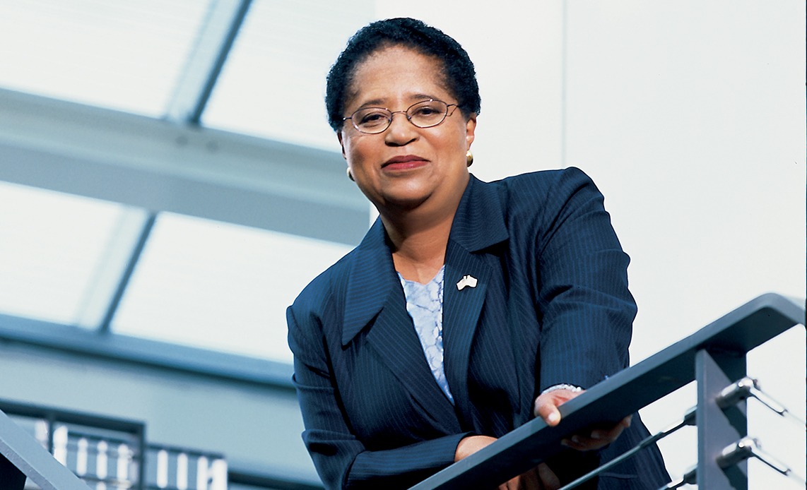 Shirley Ann Jackson primeira mulher negra a fazer um doutorado em física no MIT. Pesquisas contribuíram para o avanço na área de telecomunicações